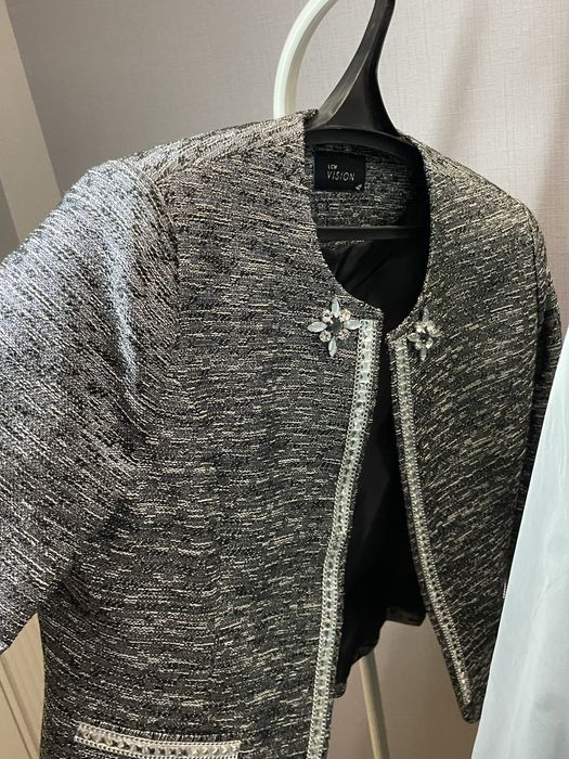 пиджак, и накитка на платье