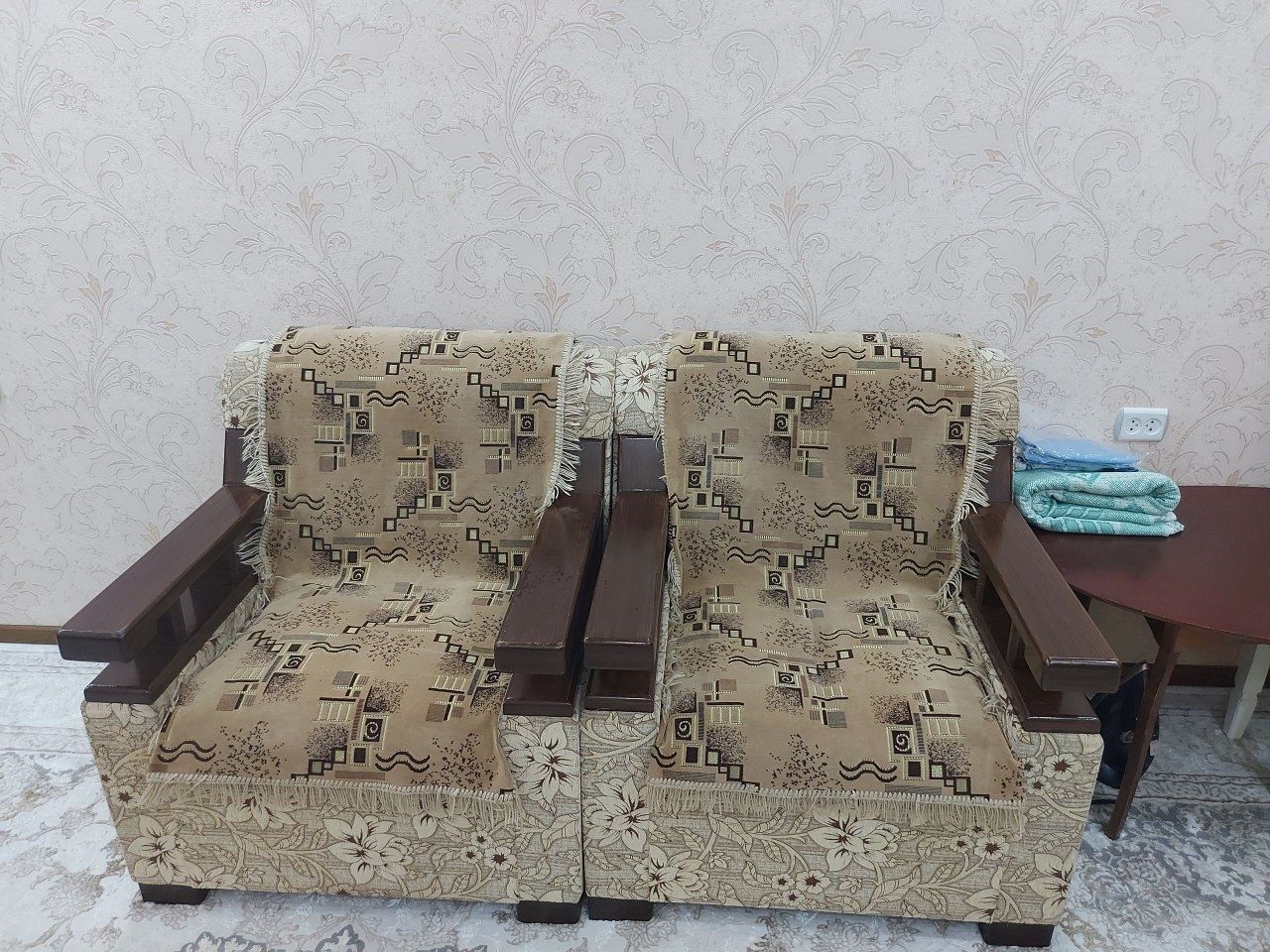 Продам диван раскладной и 2 кресла