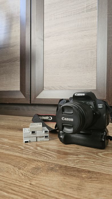 DSLR Canon Pachet/Kit complet 700D +Obiective + Grip + 5 baterii