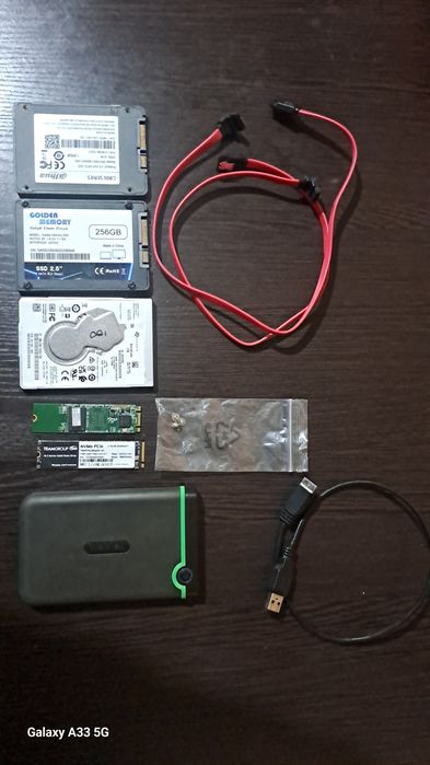 1 TB ikkita, m2 ikkita, SSD ikkita (256 GB va 120GB) Sotilasi