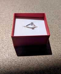 Inel de logodna 585 ( aur alb) cu diamant 0.012ct și 9 diamante 0.028