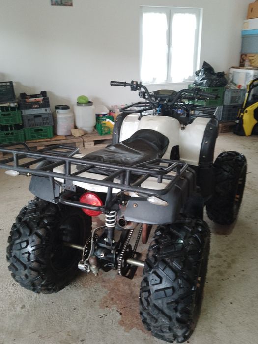 De vânzare ATV forte puține utilizat an stare bună de funcționare