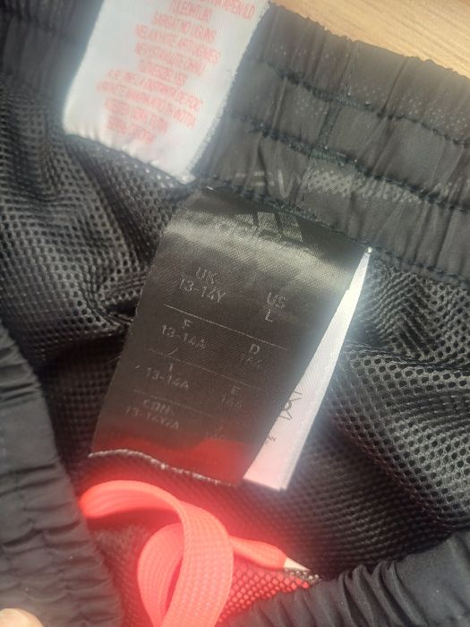 Децки екип на адидас оригинален.