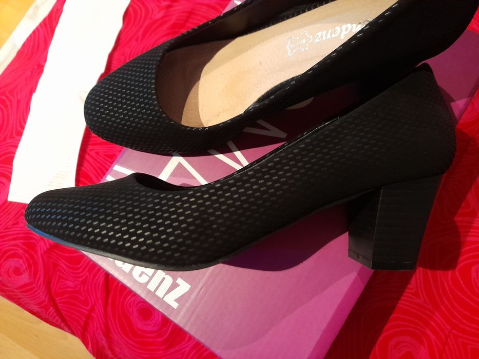 Дамски обувки с нисък ток