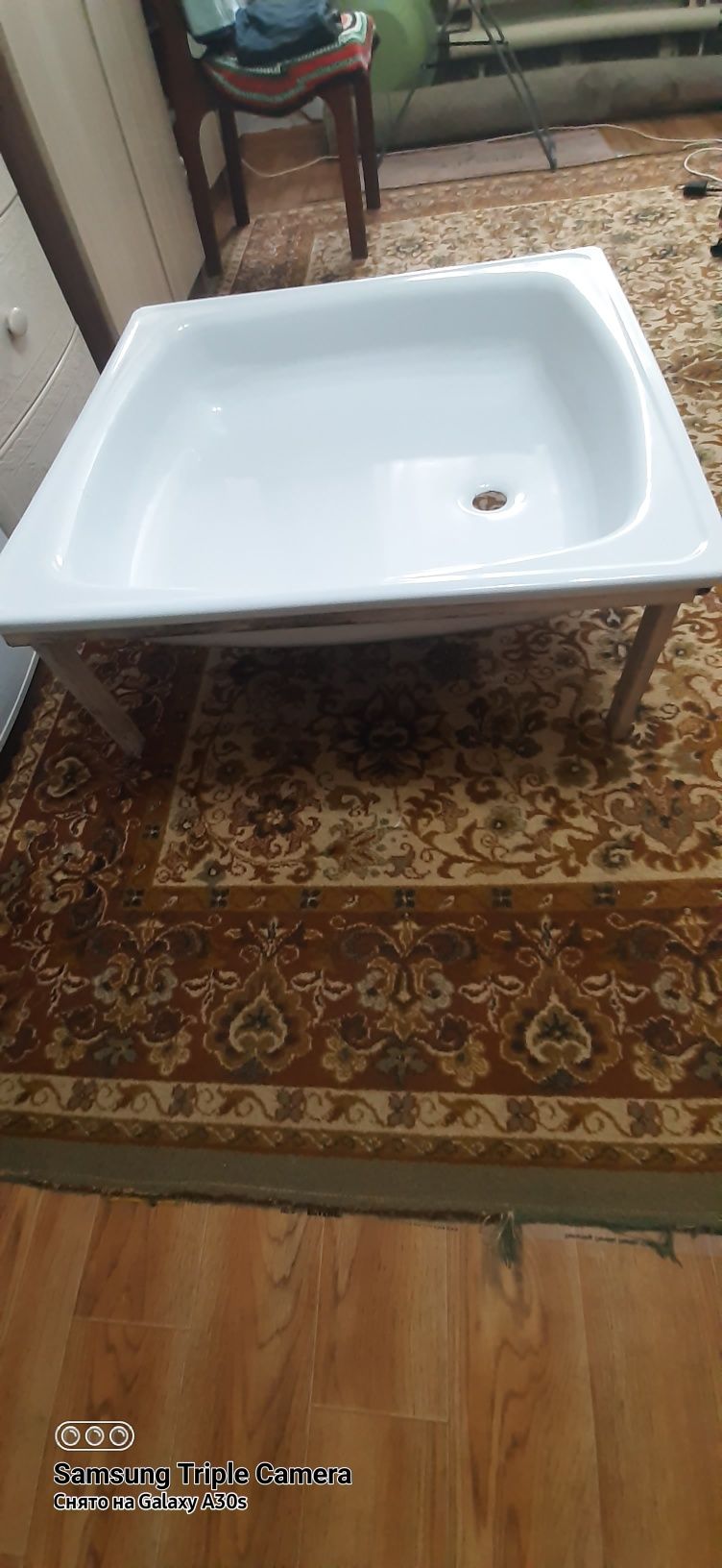 Продаётся поддон на стойках 80 × 80