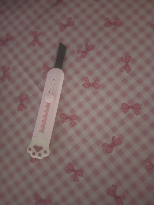 Sifatli mushuk panjali pichoqcha 
3- dona 
Narxi 5ming 

Dastafka bor