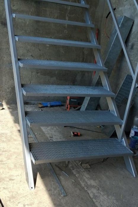 Scări zincate 85x27