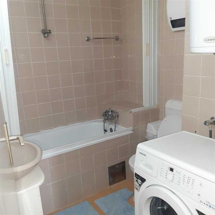 Дава се под наем Тристаен апартамент в Бургас, Славейков - 70 кв.м за 255 € - Снимка #1