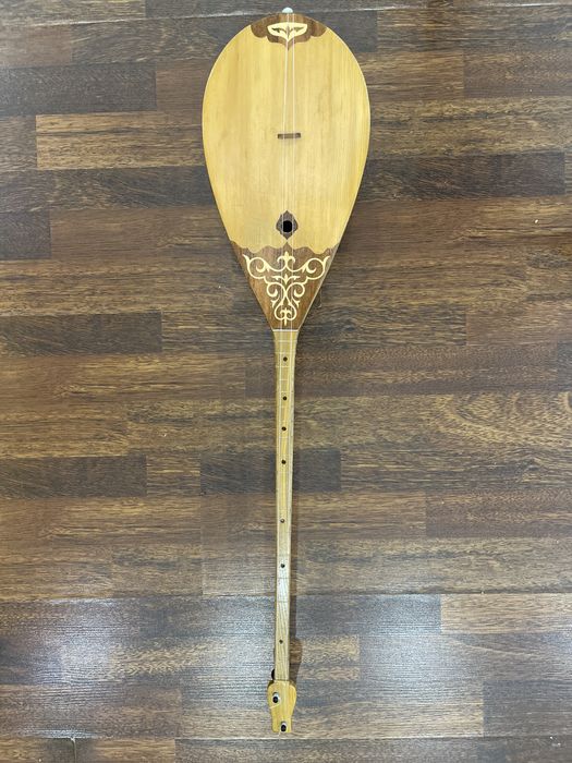 Домбра русной работы с красивым казахский орнаментом