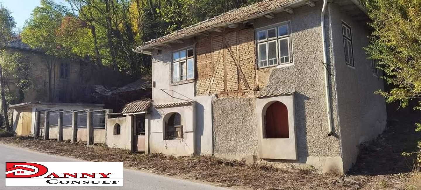 Стара къща с двор и гора в с. Орловци