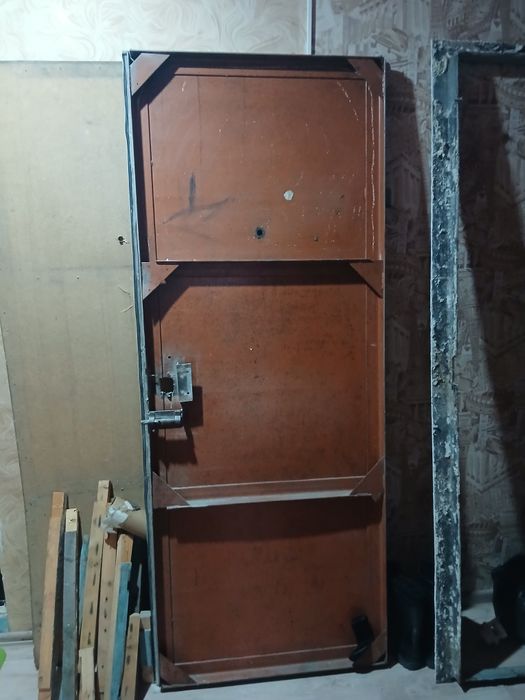 Продам железную дверь