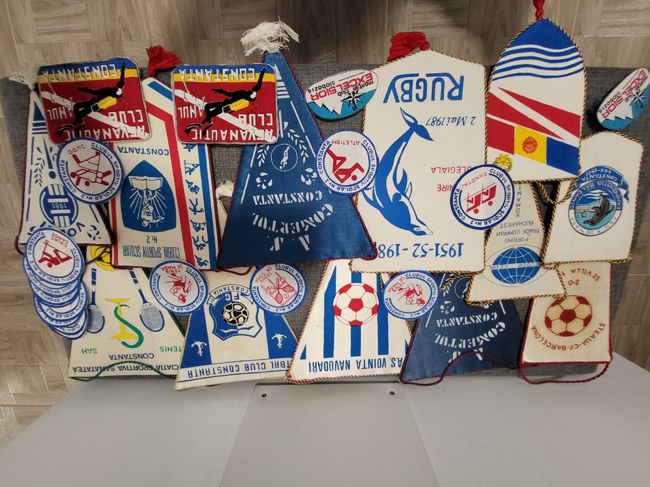 Lot 12 fanioane și 18 ecusoane cluburi sportive