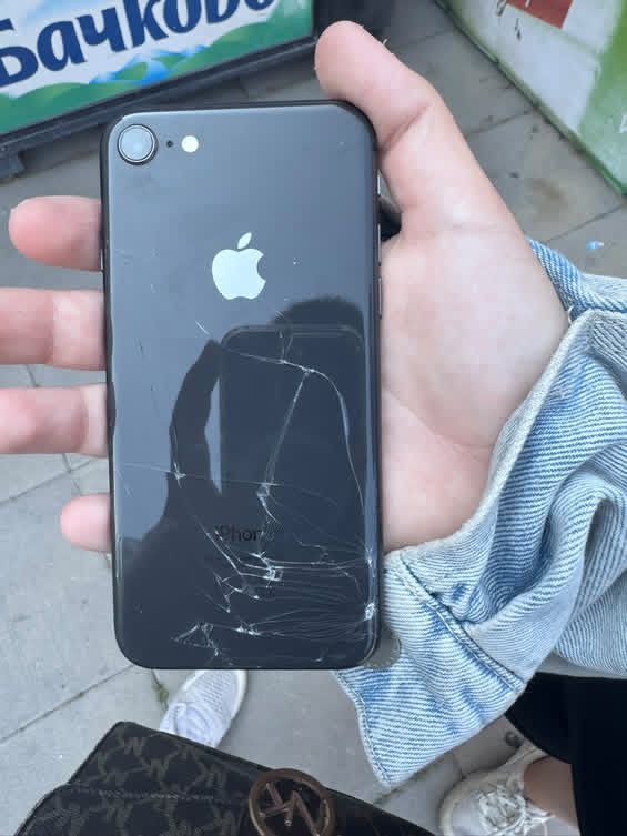 Здравейте ,Продавам Iphone 8