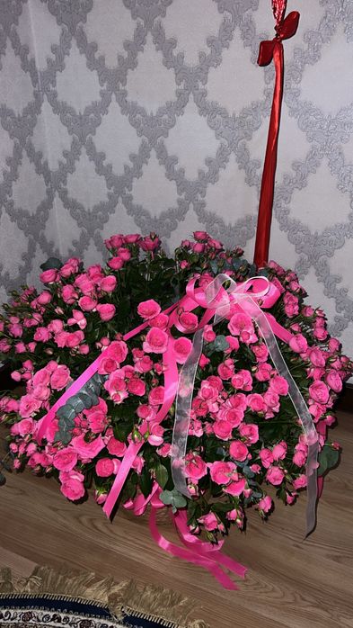 Цветы свежие, розы кустовые.