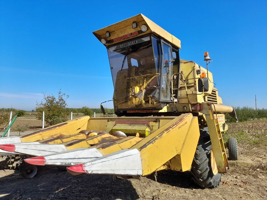 Vând combina New holland 8050 stare f bună de funcționare AC