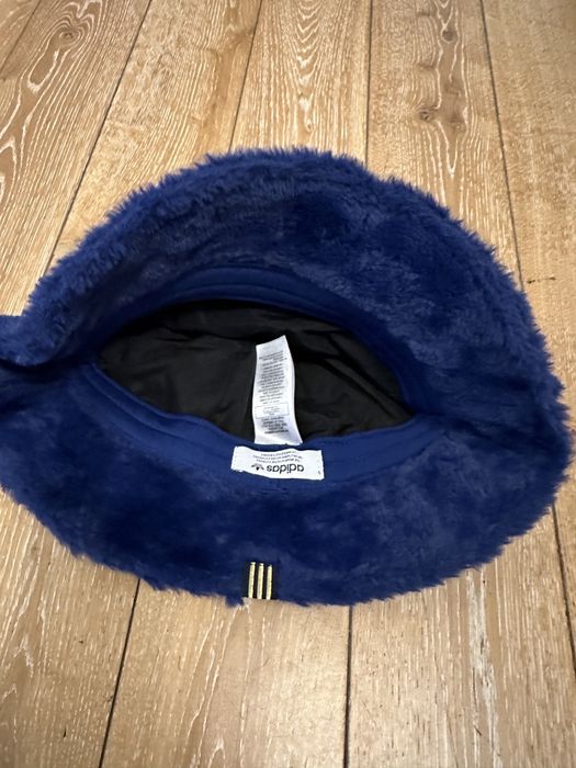 Palarie/ Caciula blana ADIDAS !!!