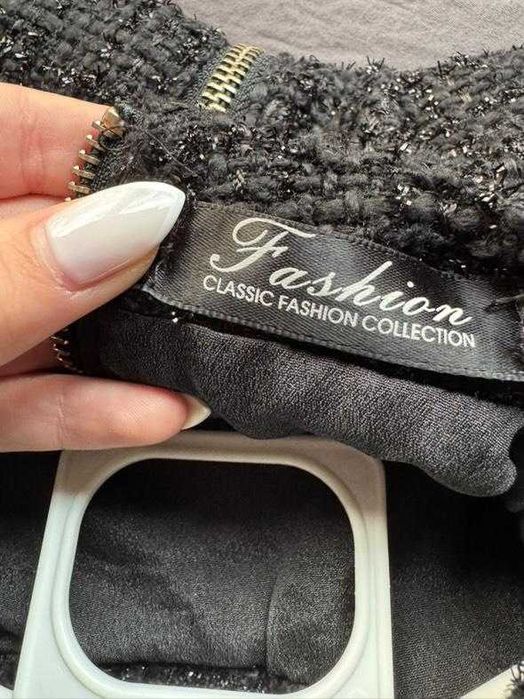 Туид рокля със естествени пера