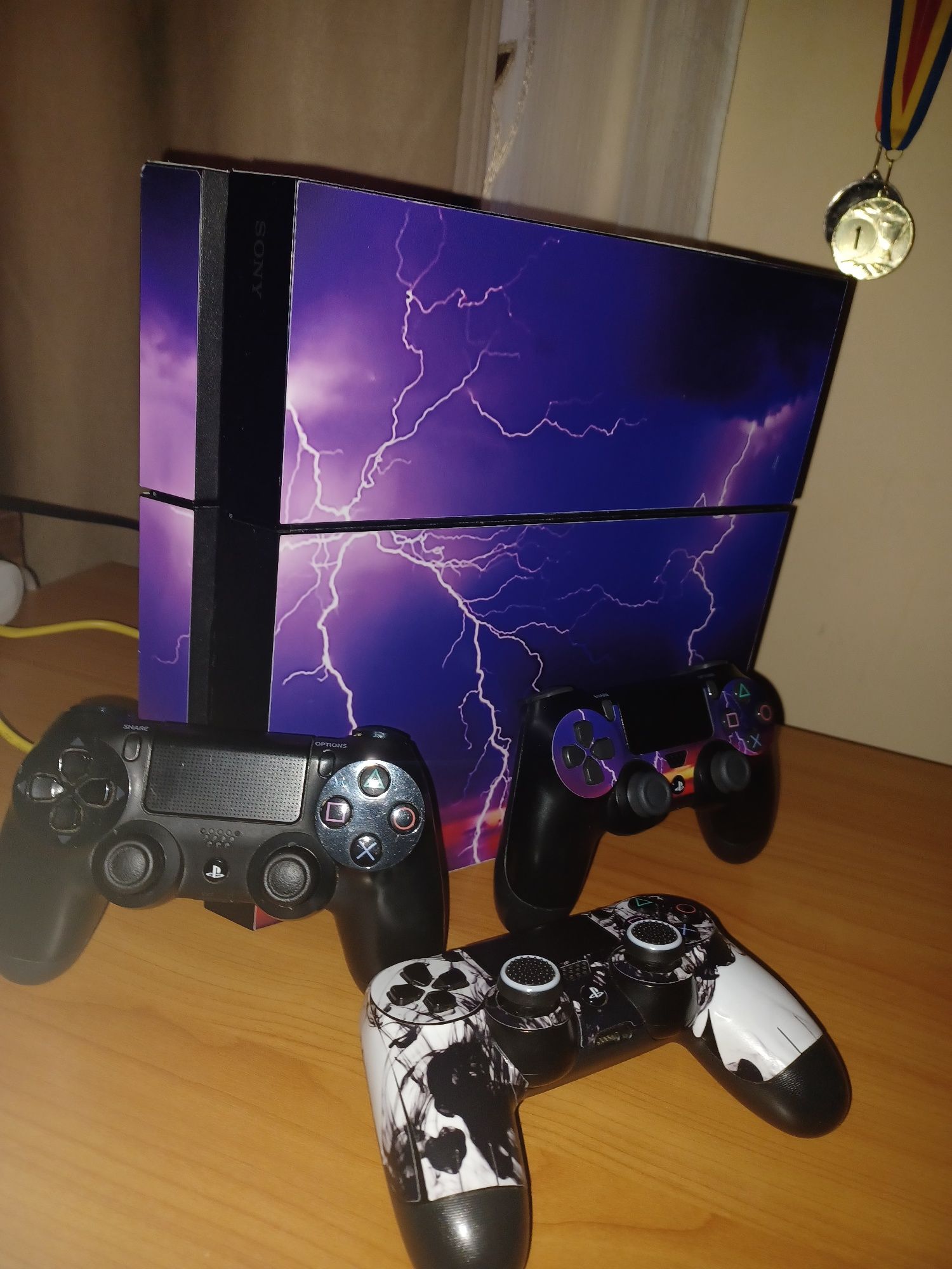 Vând PS4 500GB cu mentenanță, jocuri și 3 controllere originale