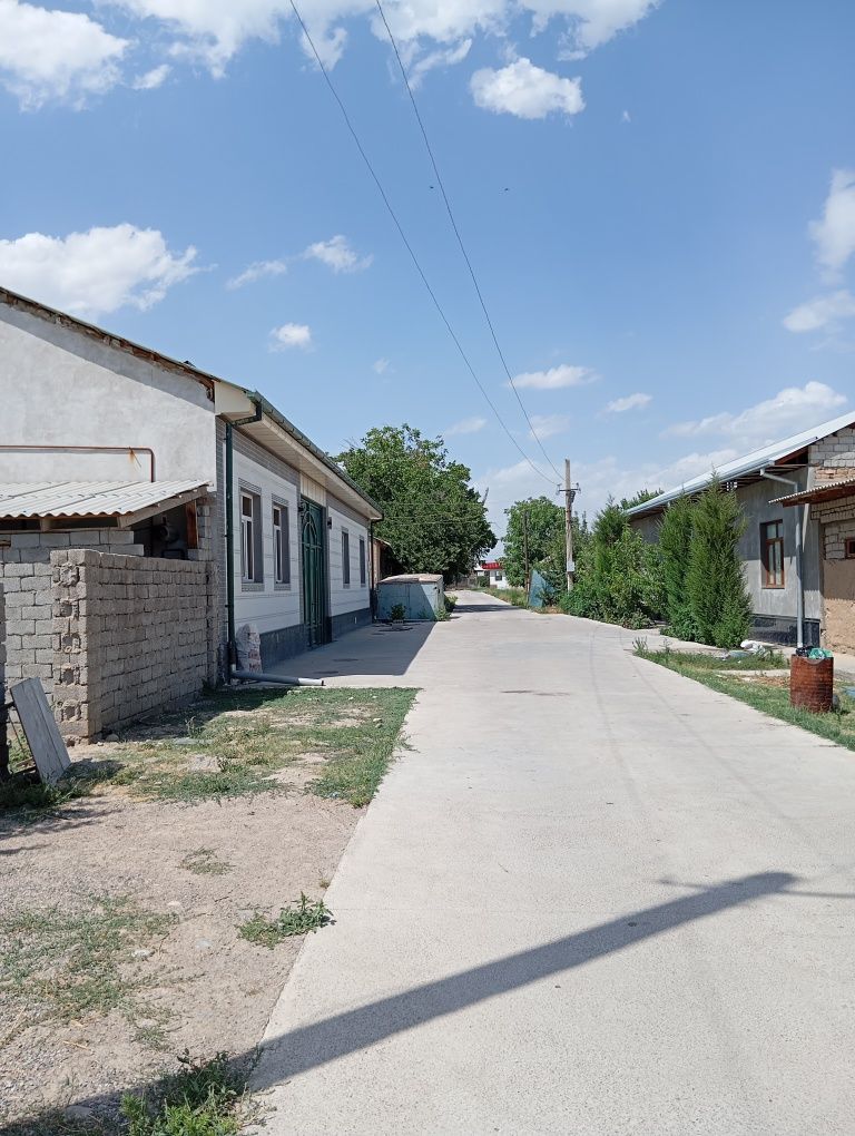 Yer sotiladi 3 to'tix bozorga yaqin zor maxala