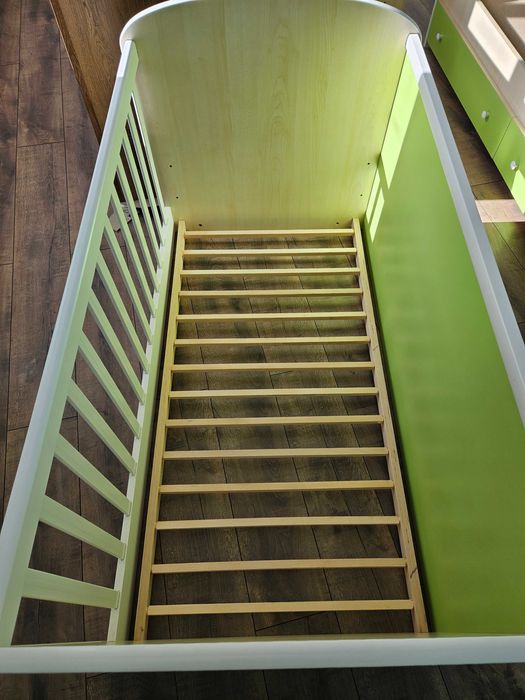 Бебешка кошара, трансформираща се в детско легло и бюро