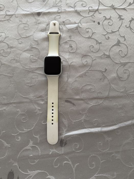 Apple whatch 8 45mm 100% battery