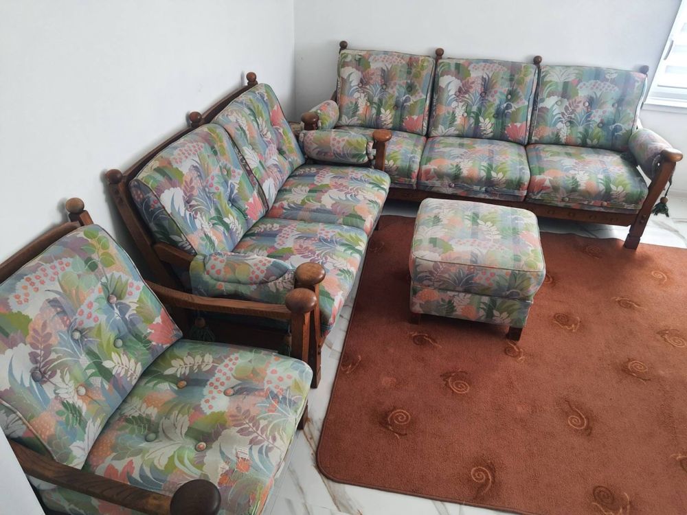 Продавам комплект дивани, кресло и табуретка