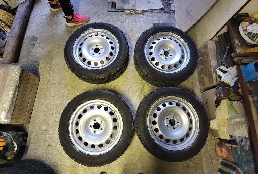 Джанти 16 5 100 със зимни гуми.