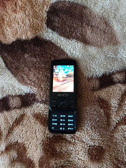 Vând telefoane mobile diferite.