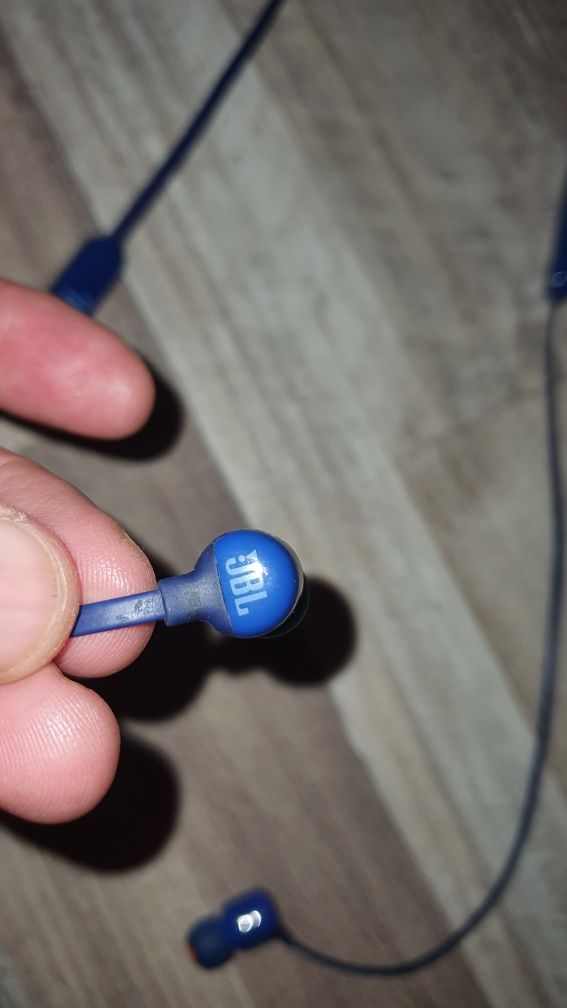 Caști jBL originale aproape noi