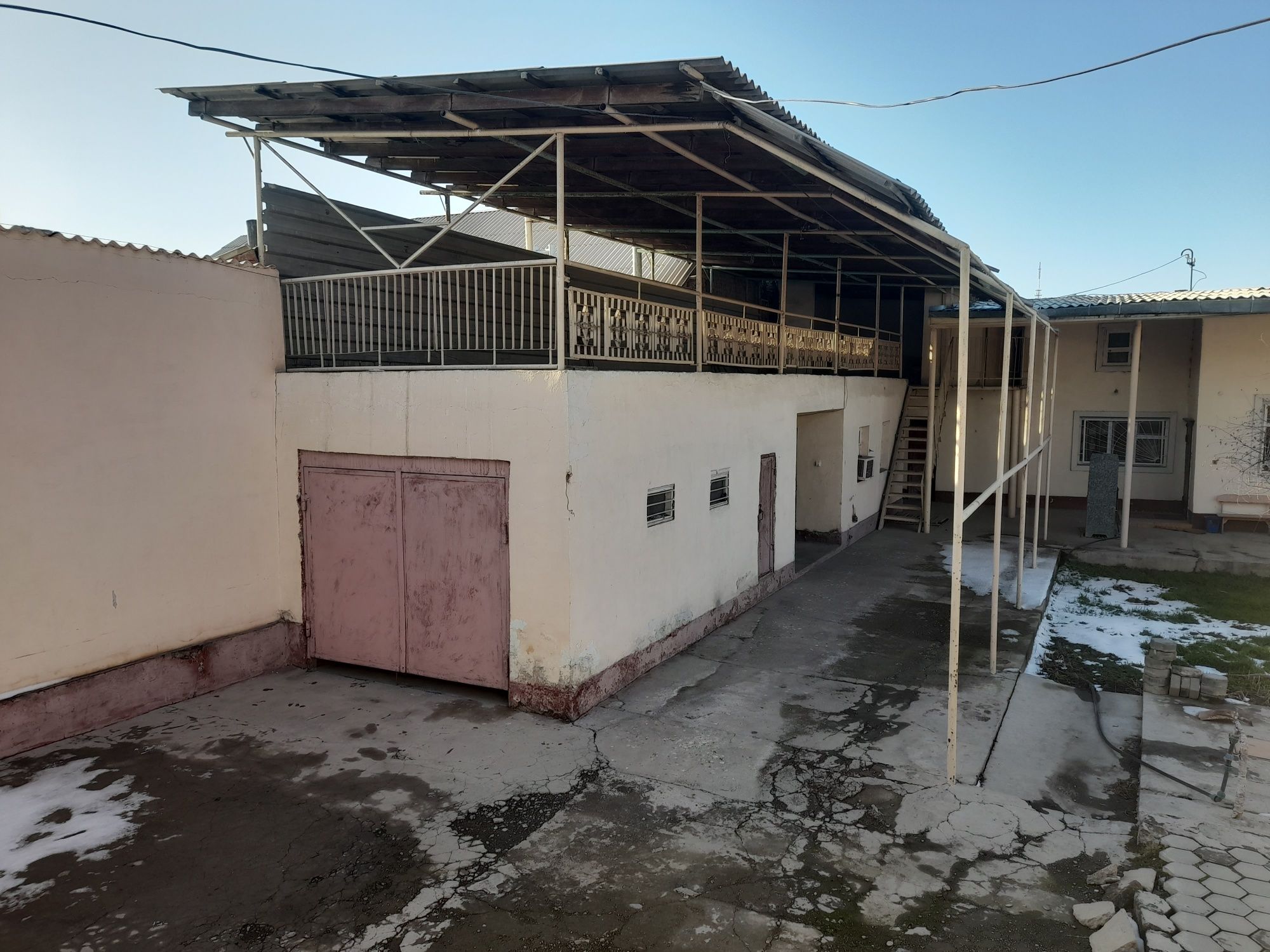Продаётся большой дом с мансардой в городе Туркестан вдоль трассы