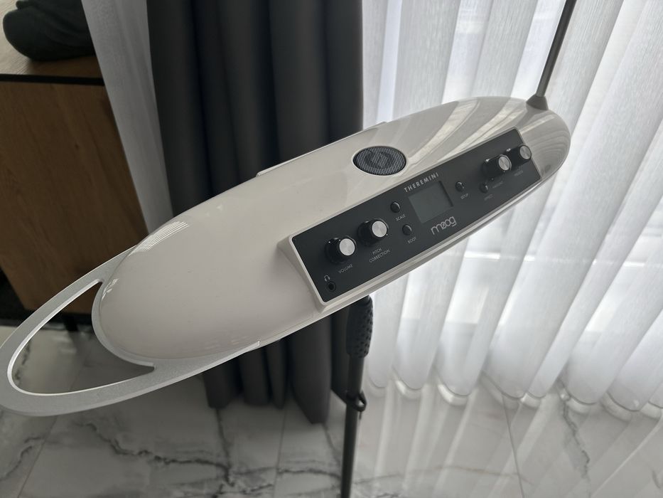 Theremin Moog Sintetizator monofonic digital (NOU)