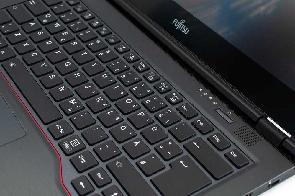 Лаптоп FUJITSU U748/14" Touch/Intel Core i5-8350U/16GB/512GB SSD