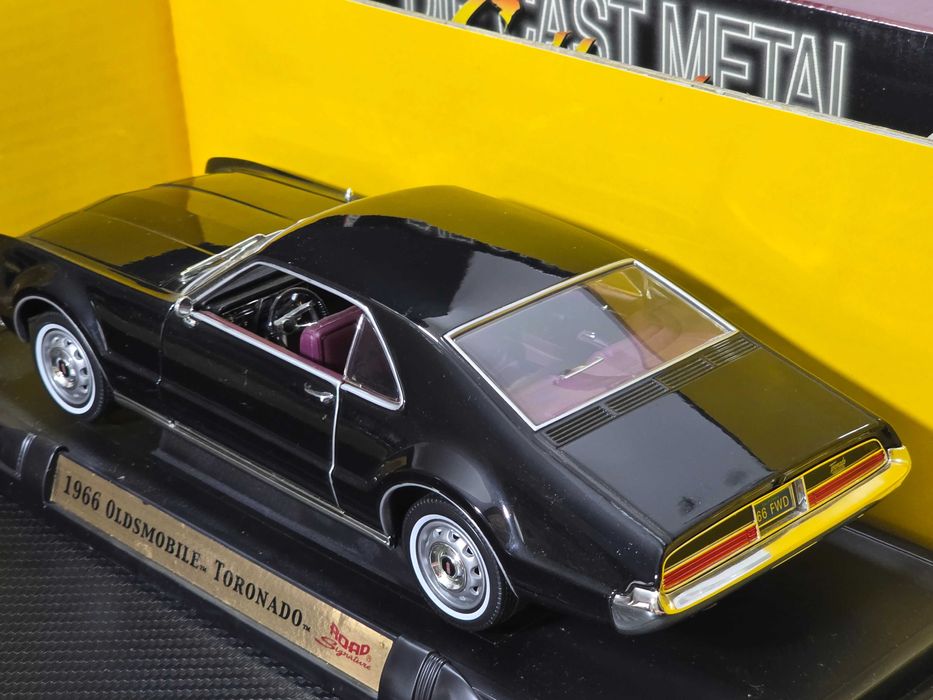 Macheta Auto 1/18 Road Signature 1966 Oldsmobile Toronado