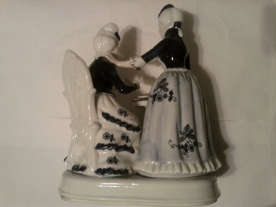 Doamne servind ceaiul bibelou vintage portelan alb cobalt aur coloidal