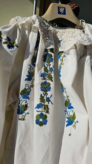 Costum traditional de Banat cu fir metalic