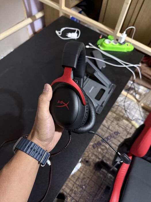 компьютерный стол // компьютерный кресло // наушник hyper x //earpods