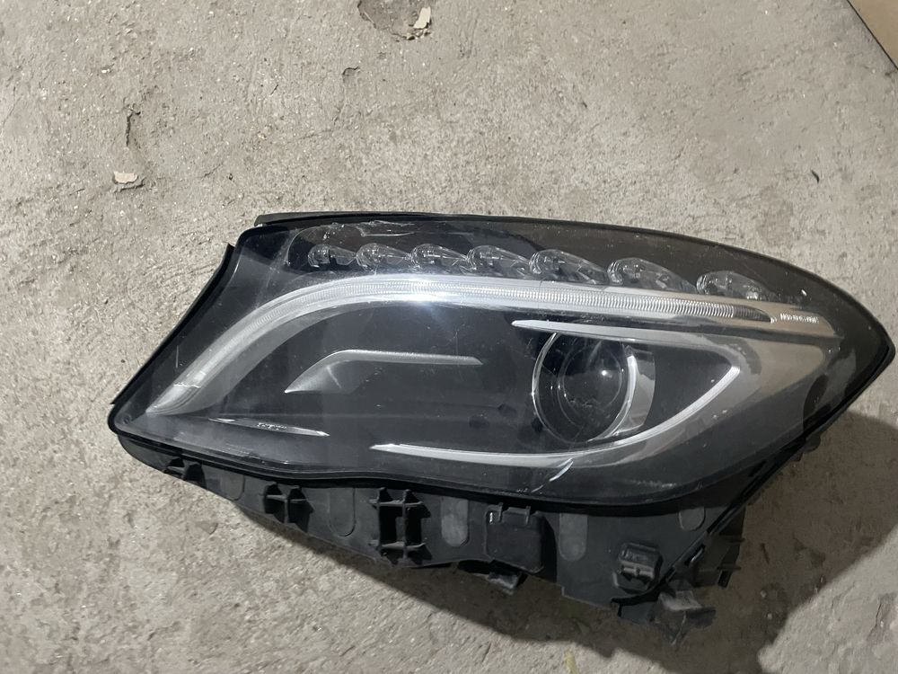 Vand far xenon stanga Mercedes GLA A1569061700