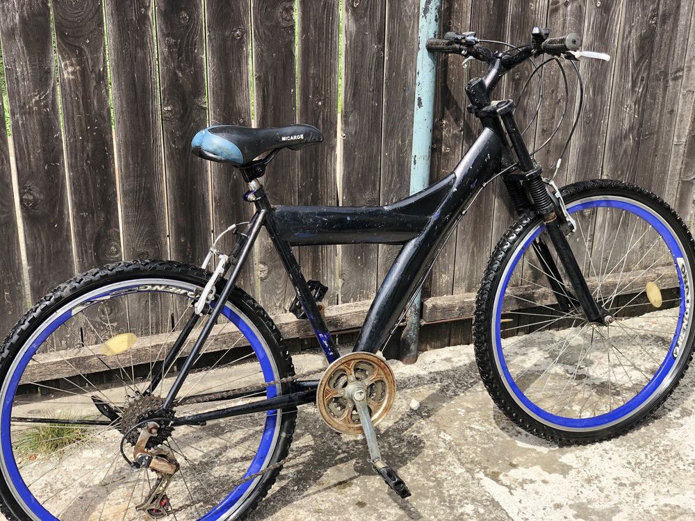 Bicicleta negru-albastra