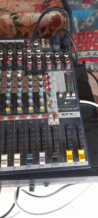 Vând mixer Soundcraft.