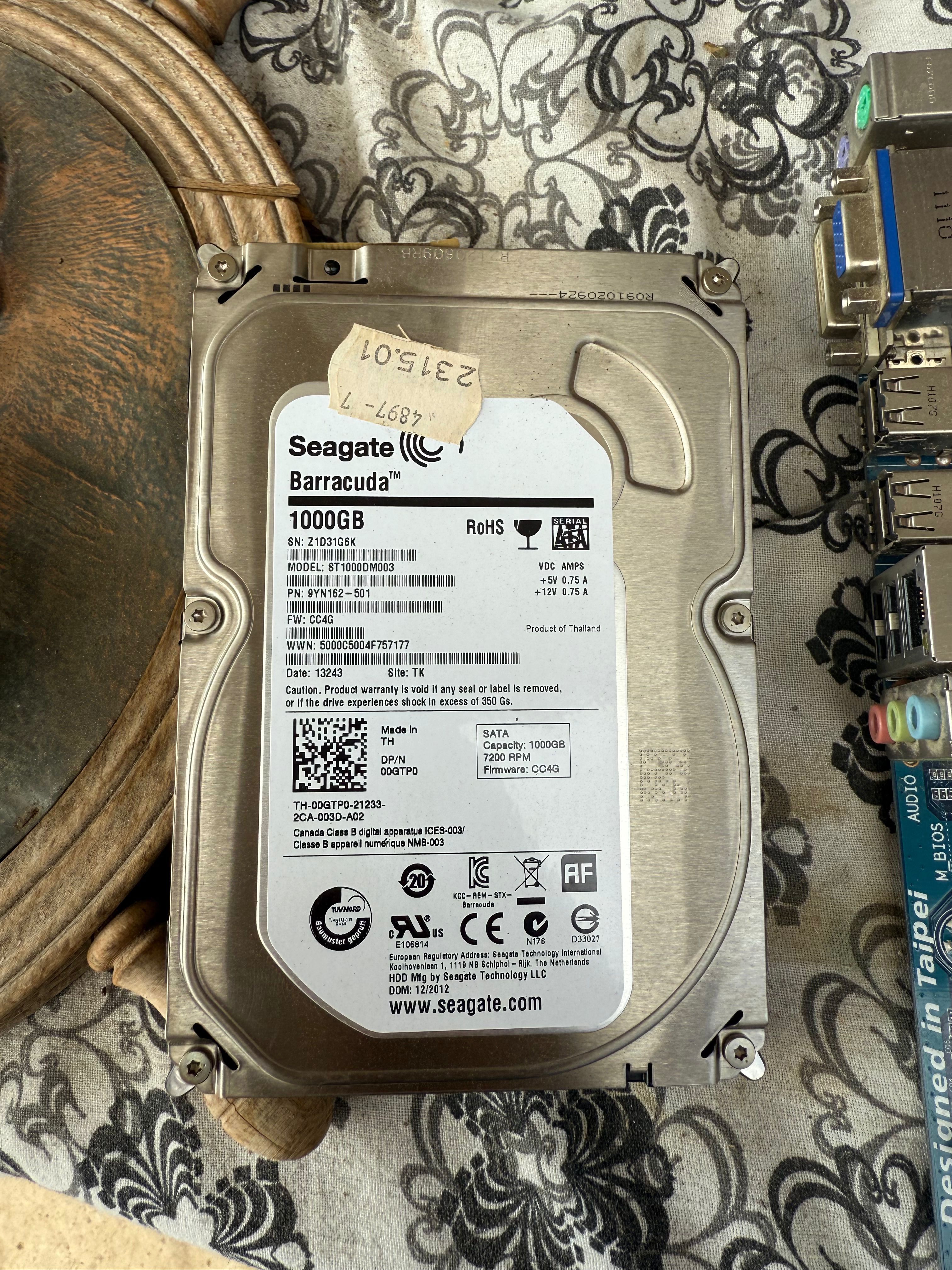 Продавам платка h61m-d2-b3 с i7 2600 и рам памети 8 гб и 2 гб плюс 1тб