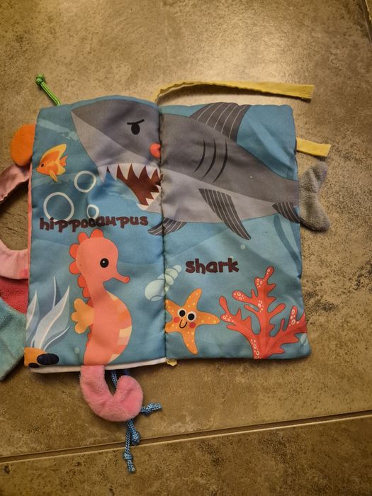 Carte senzoriala fosnitoare pentru bebelusi, cu animalute colorate