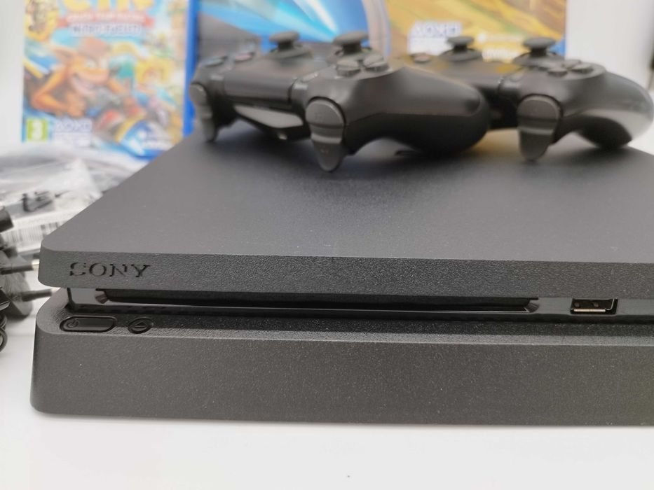 [ps4] Пълен Комплект SLIM 1TВ с два контролера + Игра Crash Team