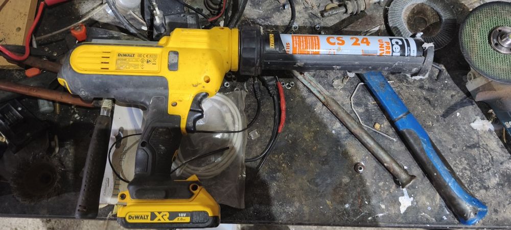 Pistol silicon dewalt dce560