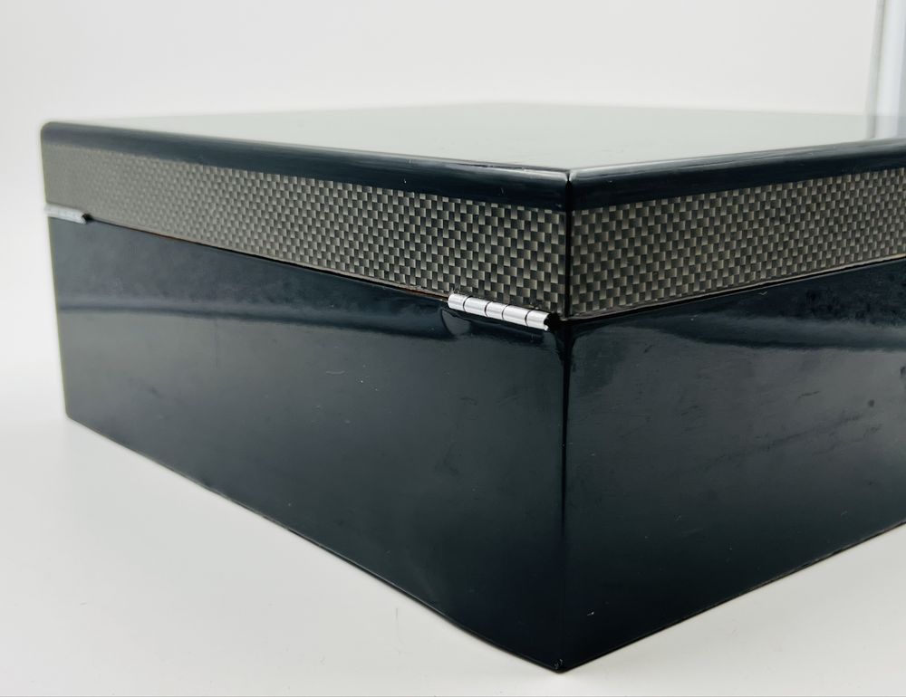 Colibri Carbon Fiber And Piano Black  Humidor ХУМИДОР