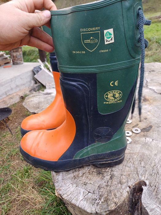 Vând cisme si pantaloni forestier