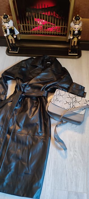 Gentuta de umăr gri, din piele, cu clapă cu imprimeu de piele de șarpe