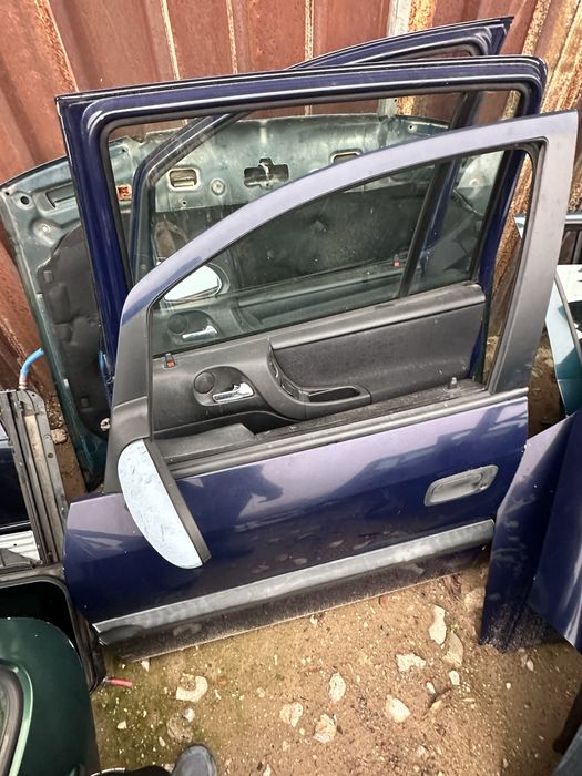 Предна лява врата Opel Zafira A – тъмно синя с огледало