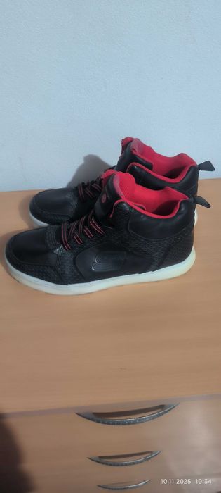 Vând skechers băiat