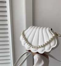 Дамска бяла чанта във формата на мида и с перли