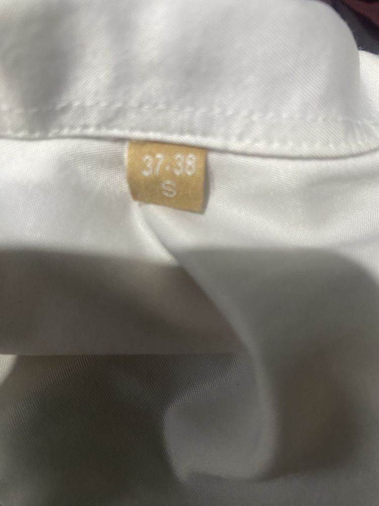Costum băiți + cămasa  , folosit la banchet  . Cămasa este cu butoni